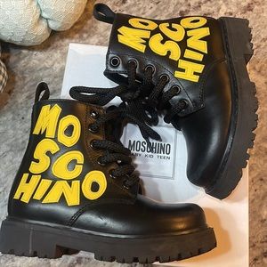 💥💥💥Authentic Moschino Boots💥💥💥Perfect For Fall/Winter